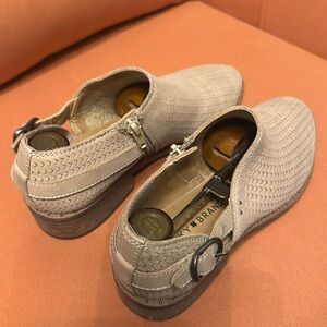 Lucky brand women ankle boots size 7- cream color